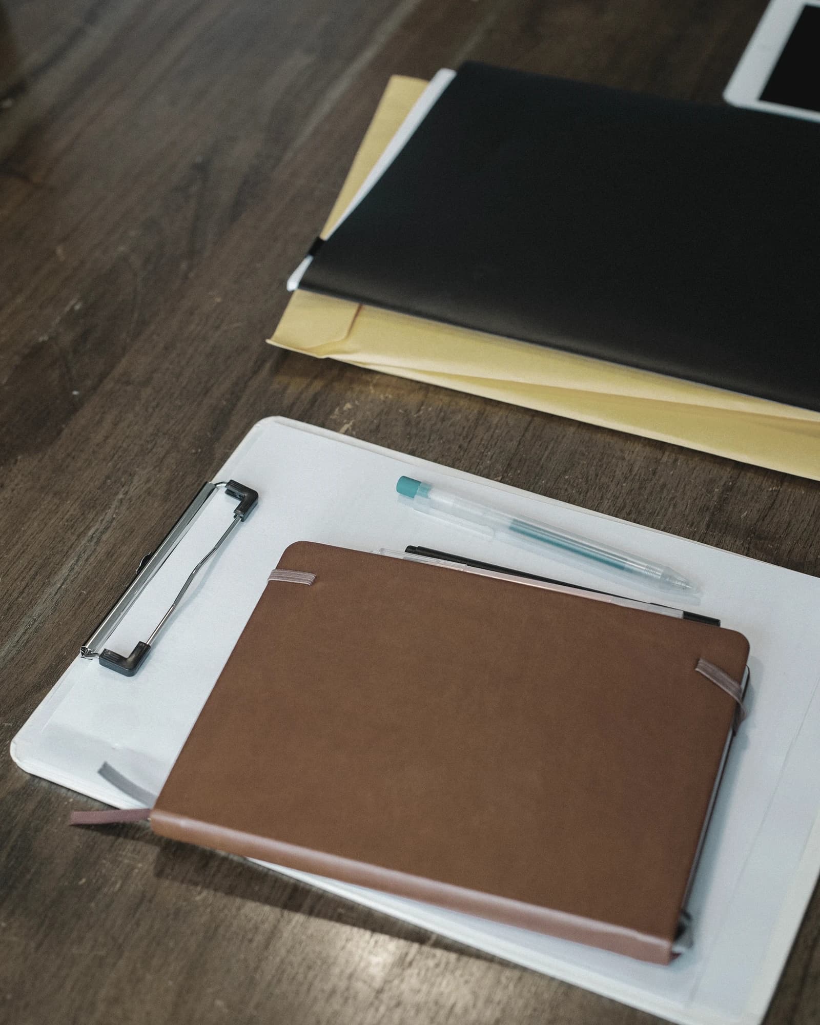 Documentación ordenada sobre mesa para representar control, trazabilidad y una base operativa clara
