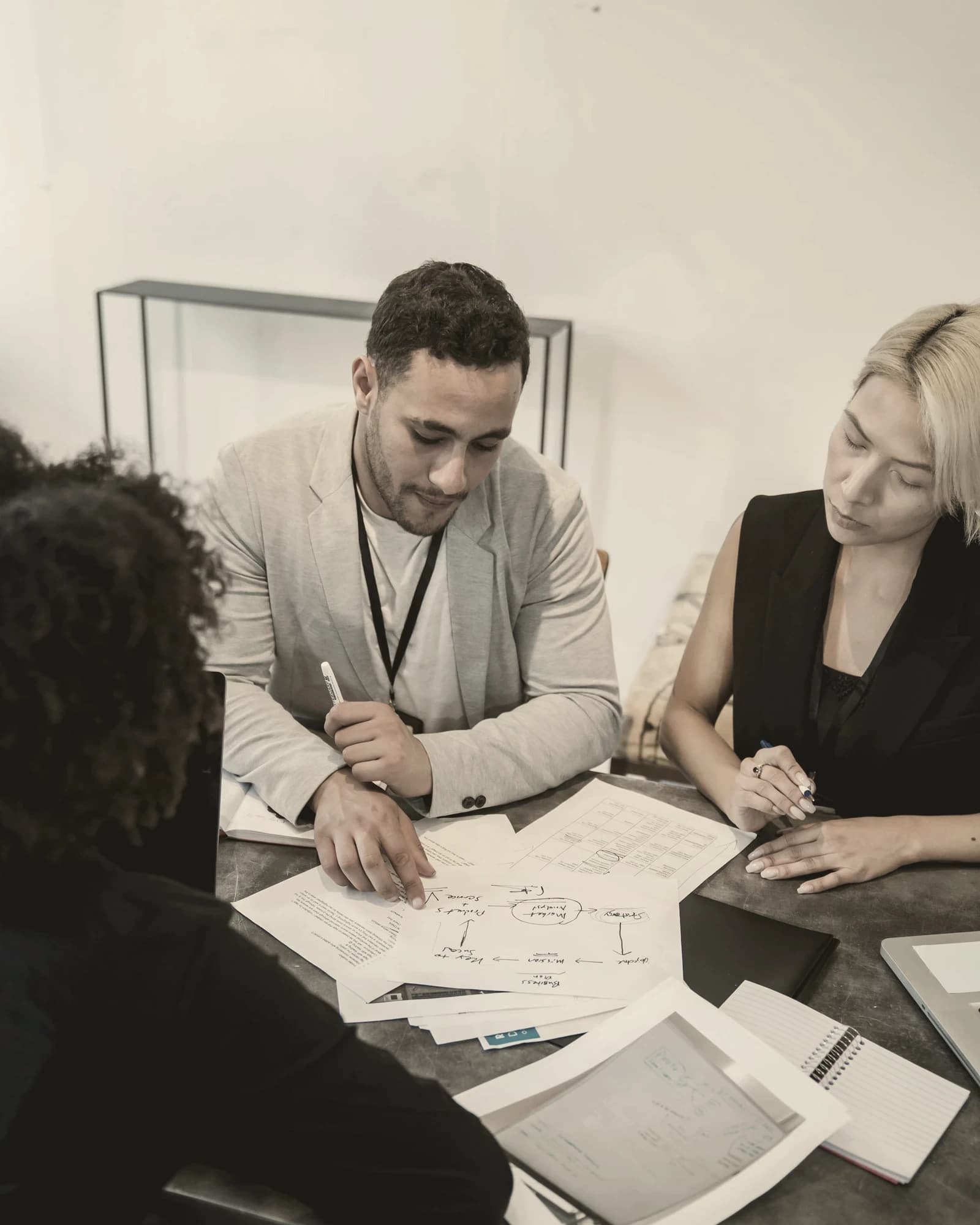 Sesión de trabajo sobre mesa para definir fases, ownership y criterio de reporting operativo